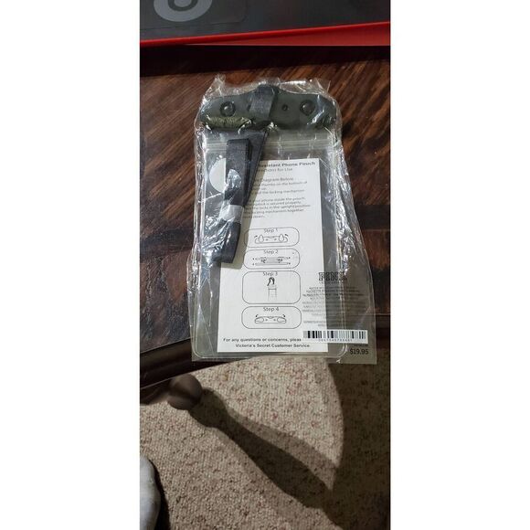 NWT VICTORIA SECRET PINK WATER RESISTANT PHONE POUCH - Picture 3 of 5